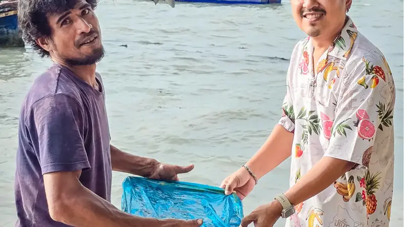 JUZE buying fish direct from local fishermen